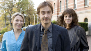 Lotta (Frida Hallgren, vas.), Mikko Virtanen (Jonas Karlsson) ja Maria (Josephine Bornebusch). Miika Nousiaisen romaaniin perustuva komedia kertoo suomalaisesta Mikko Virtasesta, joka haluaisi olla aivan tavallinen ruotsalainen mies.