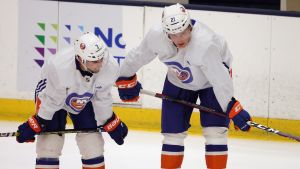 Jordan Eberle och Otto Koivula i New York Islanders tränar tillsammans. Jordan Eberle och Otto Koivula i New York Islanders tränar tillsammans.