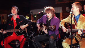 Muusikot Aki Sirkesalo, Michael Monroe (Mike Monroe, oik. Matti Fagerholm) ja Sami Saari esiintyvät Groovymeisseli-ohjelmassa 1997.