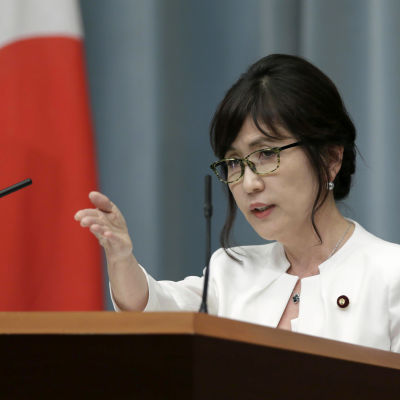 Tomomi Inada är en av premiärminister Shinzo Abes närmaste medarbetare. Hon har gjort sig känd för kontroversiella uttalanden om krigsförbrytelser och Japans pacifistiska grundlag