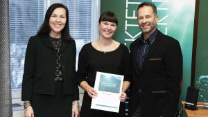 Ålandsbankens direktör Anne-Maria Salonius, Hangös turistchef Marika Pulliainen och Ari Heinilä från Täktominlahden hoitoyhdistys med tävlingsdiplomet. Anne-Maria Salonius, Ålandsbankens direktör, Marika Pulliainen, turistchef och Hangö och Ari Heinilä från Täktominlahden hoitoyhdistys.