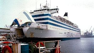 M/S Estonia i hamnen i Tallinn. Fartyget Estonia vid kajen med öppet bogvisir.