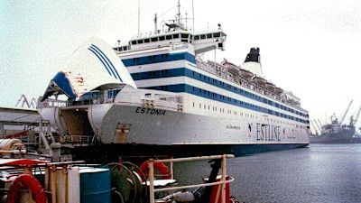 Fartyget Estonia vid kajen med öppet bogvisir.