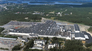 Det går bra för Valmet Automotive i Nystad. Valmet Automotives fabrik i Nystad, bilden är en flygbild.