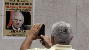 Tysklands finansminister Wolfgang Schäuble får utstå spott och spe i Grekland. Bild på Wolfgang Schäuble i Aten.