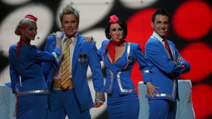 Scoochin lentokoneglamour ei purrut Helsingin Euroviisuissa. Ison-Britannian vuoden 2007 edustaja Scooch lavalla. Neljällä artistilla on siniset lentohenkilökuntamaiset asut yllään.