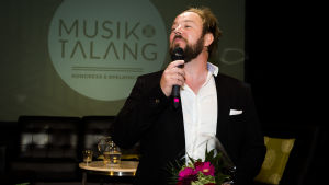 Sam Fröjdö. Musikern Sam Fröjdö får musikpris på musikfestivalen Musik & Talang i Vasa.