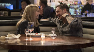Lyckan kommer, lyckan går. Annie (Michelle Williams) och Eddie (Tom Hardy) myser till en början. Kärleksparet Eddie och Annie myser på restaurang.