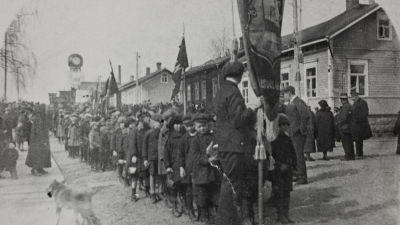 Arbetare samlade till demonstration i Jakobstad utanför arbetarföreningens hus