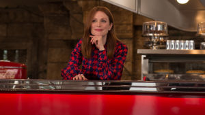 Poppig Poppy. Julianne Moore gör en iskall psykopat som får Stepfordfruarna att framstå som mjuka mysmammor. Julianne Moore poserar som Poppy vid bardisken.