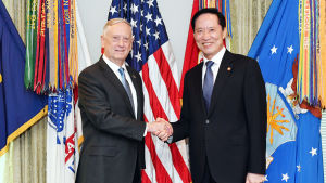 Sydkoreas försvarsminister Song Young-Moo har bett sin kollega Jim Mattis att sända taktiska kärnvapen oftare till Sydkorea Sydkoreas försvarsminister Song Young-Moo har bett sin kollega Jim Mattis att sända taktiska kärnvapen oftare till Sydkorea