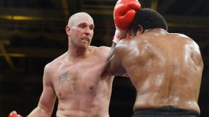 Helenius hoppas gå sin nästa match i sommar. Robert Helenius boxas mot Lamon Brewster 2010.