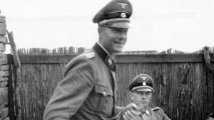 SS-officeren och militärpastorn Kalervo Kurkiala. Sittande Wiking-divisionens kommendör, generallöjtnant Steiner. Kalervo Kurkiala.