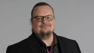 Sami Köykkä, teknikexpert på Solita, håller med om att bluetooth inte är optimalt för att mäta avstånd, men förklarar att coronablinkern mäter flera saker än avstånd. Sami Köykkä.