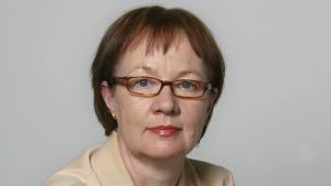 Arja Peiponen uppmanar alla att tala långa samtal med de äldre. Telefonen lindrar mångas ensamhet och världen blir inte så liten då, med nyheter utifrån, säger hon. Arja Peiponen är chef för hemvården i södra distriktet i Helsingfors.