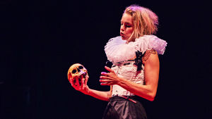 Lina Ekblad på Wasa teater. Lina Ekblad i sin monolog Feta kungar och fattiga riddare