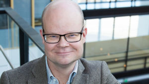 Hannu Toivonen är professor i datavetenskap vid Helsingfors universitet och har specialiserat sig på AI och datorers kreativitet. En man med glasögon.