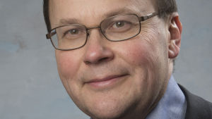 Roger Wessman muistuttaa että ennustaminen on hankalaa kaikille. Roger Wessman katsoo kameraan