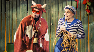 Kon Mirre (Markus Lytts) och katten Matrosov (Agneta Lindroos) i "Farbror Fedja, katten och hunden" på Wasa Teater.