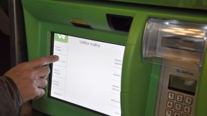 Ingåpassagerare kunde sedan ta sig till och från Kyrkslätt med tåg, föreslår man vid Nylands NTM-central. VR:s nya biljettautomat