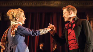 Kuningatar Hermione ja kuningas Leontes näytelmän alussa, kun kaikki on vielä hyvin. Miranda Raison ja Kenneth Branagh Talvisessa tarinassa.