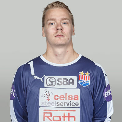 Personporträtt av handbollsmålvakten Mikael Heinonen, iklädd BK-46:s spelartröja.