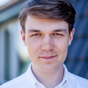 Martin Oscarsson har koll på svenskarnas nyårslöften. En man iklädd vit skjorta. Han ler.