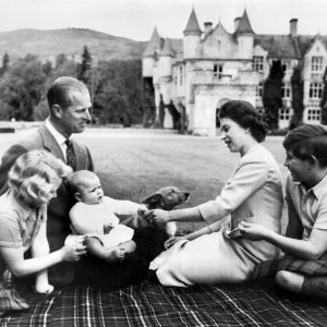 Familjen samlad år 1960: Prinsessan Anne, prins Philip med lille Andrew i knät, drottningen och prins Charles. Hundens namn finns dessvärre inte antecknat Bild på den brittiska kungafamiljen tagen 9.9.1960