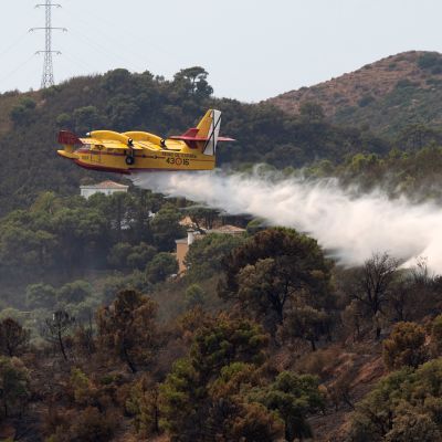 Flygplan som vattenbombar ett område i Spanien.