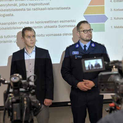 Eero Pietilä, specialforskare vid Skyddspolisen och Toni Sjöblom, utredningsledare vid Polisinrättningen i Sydvästra Finland under en presskonferens den 3 december 2021.