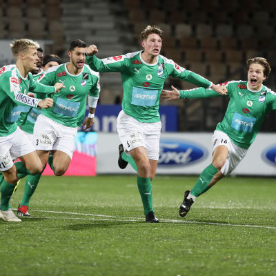 IFK Mariehamn-spelare firar ett mål i ligamatchen mot HJK.