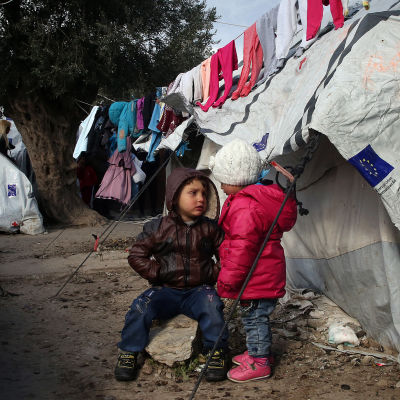 Två barn utanför ett tält på flyktinglägret.