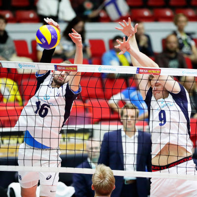 Olli-Pekka Ojansivu och Tommi Siirilä blockerar bollen