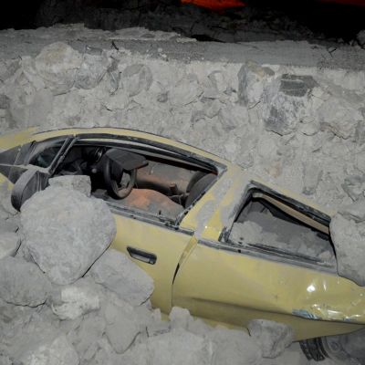 En bil täckt av rasat bråte på den grekiska ön Kos efter att ön drabbades av en jordbävning.