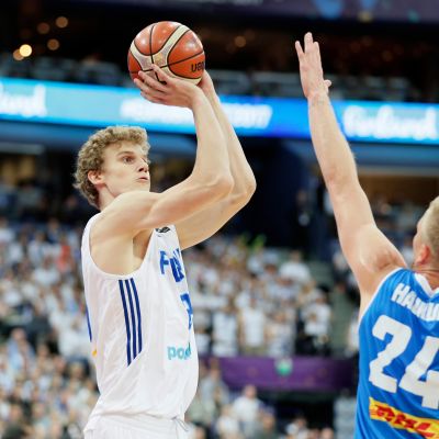 Lauri Markkanen pelasi Suomi-paidassa EM-kisoissa vuonna 2017