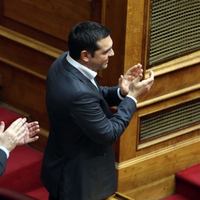 Greklands premiärminister Alexis Tsipras och utrikesminister Giorgos Katrougalos applåderar parlamentet beslut att godkänna namnavtalet med Makedonien