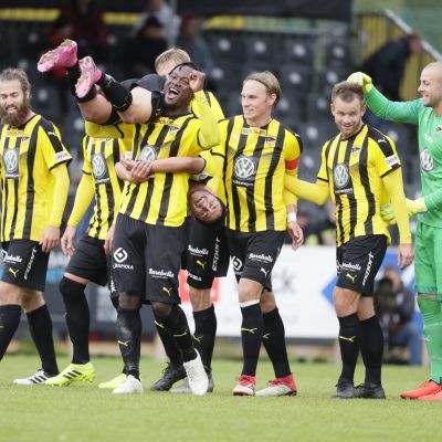 Gideon Baah'lla olkapäällään Arlind Sejdiu, oikealla Tim Murray, Mikko Sumusalo ja Henri Aalto. FC Honka