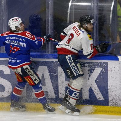 Ketterän Henry Karjalainen (vas) ja Hermeksen Juuso Ketola kamppailevat