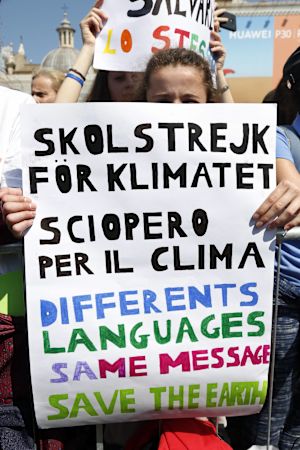 Greta Thunberg demonstrerar tillsammans med andra ungdomar i Rom på Piazza del Popolo 19.4.2019 Greta Thunberg demonstrerar tillsammans med andra ungdomar i Rom på Piazza del Popolo 19.4.2019