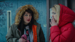 Sie oot niinku kiskoilla kulkeva liekinheitin. Väninnan Kinky (Oona Airola) har svar på tal när Aurora undrar om hon faktiskt framstår som en orkan. Bästisarna Aurora och Kinky på tobakspaus.