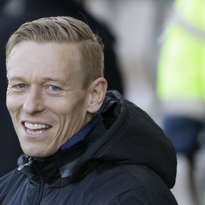 Mikael Forssell ler.