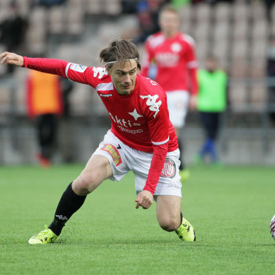 Pekka Sihvola i HIFK:s tröja gjorde tre mål mot serieledaren IFK Mariehamn.