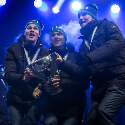 Jesse Puljujärvi, Sebastian Aho och Patrik Laine lyfter JVM-bucklan 2016.
