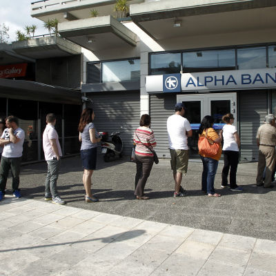 Greker köar vid bankautomaterna den 27 juni 2015.