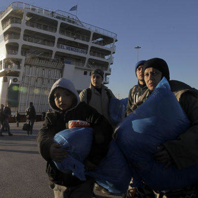 Flyktingar anländer till hamnen i Pireus nära Aten den 14 januari 2016.