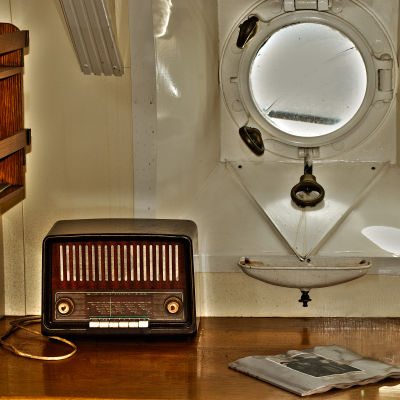 En gammal radio på ett bord.