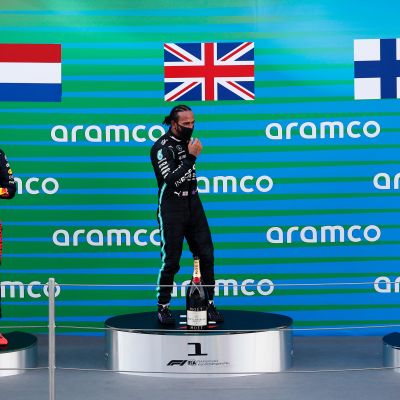 Lewis Hamilton, Max Verstappen ja Valtteri Bottas Barcelonan palkintokorokkeella