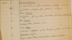 Hra Koskela oli kysynyt 1.6.1945, onko oikein kirjoittaa hälyyttää vai hälyttää. Rva Vuorio taas oli tiedustellut, monta a-kirjainta on sanassa mekaanikko. Kielitoimiston neuvontapuhelimen muistiinpanoja vuodelta 1945.