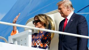 Donald Trump och Melania Trump anländer till Palm Beach Florida för att fortsätta till sitt residens i Mar-a-Lago Donald Trump och Melania Trump anländer till Palm Beach Florida för att fortsätta till sitt residens i Mar-a-Lago