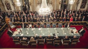 Svenska Akademiens högtidssammankomst i december 2019, då Tua Forsström intog stol 18. Svenska Akademien, bord sett uppifrån. Människor nere i salen.